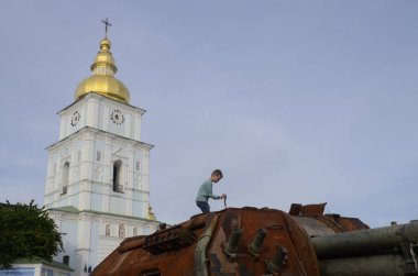 Kyiv, Ukrayna - Mayıs 2022: Ukrayna 'nın başkenti Kyiv' deki Mykhailivska Meydanı 'ndaki sergide Rus zırhlı araçları imha edildi