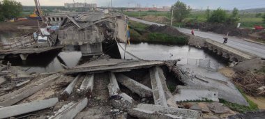 Ukrayna 'da savaş. Rus istilacılar saldırdıktan sonra Irpin, Kyiv bölgesinde yıkılmış köprü. Irpin, Kyiv bölgesi, Ukrayna, Mayıs 2022