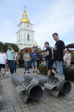Kyiv, Ukrayna - Mayıs 2022: Ukrayna 'nın başkenti Kyiv' deki Mykhailivska Meydanı 'ndaki sergide Rus zırhlı araçları imha edildi
