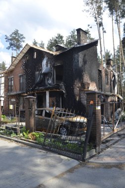 Ukrayna 'da savaş. Rus ordusunun saldırısından sonra Kyiv bölgesinde yıkılan binalar. Rus işgalinin Ukrayna 'daki sonuçları. Kyiv bölgesi, Ukrayna, Haziran 2022