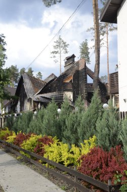 Ukrayna 'da savaş. Rus ordusunun saldırısından sonra Kyiv bölgesinde yıkılan binalar. Rus işgalinin Ukrayna 'daki sonuçları. Kyiv bölgesi, Ukrayna, Haziran 2022