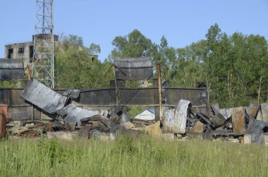 Ukrayna 'da savaş. Rus ordusunun saldırısından sonra Kyiv bölgesinde yıkılan binalar. Rus işgalinin Ukrayna 'daki sonuçları. Kyiv bölgesi, Ukrayna, Haziran 2022