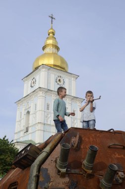 Kyiv, Ukrayna - Mayıs 2022: Ukrayna 'nın başkenti Kyiv' deki Mykhailivska Meydanı 'ndaki sergide Rus zırhlı araçları imha edildi