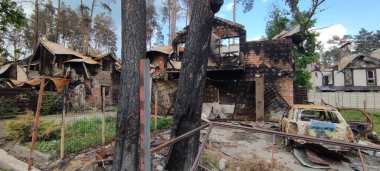 Ukrayna 'da savaş. Rus ordusunun saldırısından sonra Kyiv bölgesinde yıkılan binalar. Rus işgalinin Ukrayna 'daki sonuçları. Kyiv bölgesi, Ukrayna, Haziran 2022