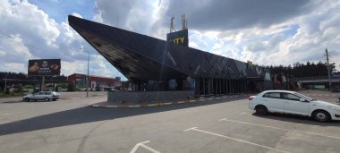 Ukrayna 'da savaş. Rus ordusunun saldırısından sonra Kyiv bölgesinde yıkılan binalar. Rus işgalinin Ukrayna 'daki sonuçları. Kyiv bölgesi, Ukrayna, Haziran 2022