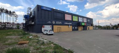 Ukrayna 'da savaş. Rus ordusunun saldırısından sonra Kyiv bölgesinde yıkılan binalar. Rus işgalinin Ukrayna 'daki sonuçları. Kyiv bölgesi, Ukrayna, Haziran 2022