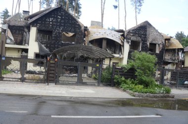 Ukrayna 'da savaş. Rus ordusunun saldırısından sonra Kyiv bölgesinde yıkılan binalar. Rus işgalinin Ukrayna 'daki sonuçları. Kyiv bölgesi, Ukrayna, Haziran 2022