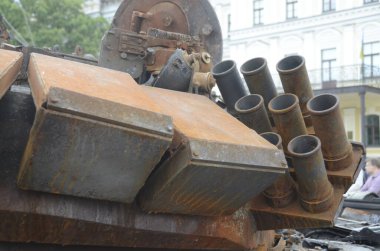 Kyiv, Ukrayna - Mayıs 2022: Ukrayna 'nın başkenti Kyiv' deki Mykhailivska Meydanı 'ndaki sergide Rus zırhlı araçları imha edildi
