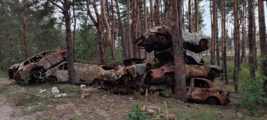 Ukrayna 'da savaş. Rus ordusu tarafından yakıldı, yok edildi ve sivillerin arabaları bombalandı. Rus işgalinin Ukrayna 'daki sonuçları. Irpin, Kyiv bölgesi, Mayıs 2022