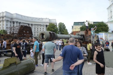 Kyiv, Ukrayna - Mayıs 2022: Ukrayna 'nın başkenti Kyiv' deki Mykhailivska Meydanı 'ndaki sergide Rus zırhlı araçları imha edildi