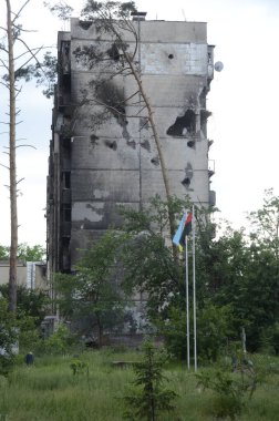 Ukrayna 'da savaş. Rus ordusunun saldırısından sonra Kyiv bölgesinde yıkılan binalar. Rus işgalinin Ukrayna 'daki sonuçları. Kyiv bölgesi, Ukrayna, Haziran 2022