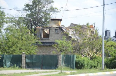 Ukrayna 'da savaş. Rus ordusunun saldırısından sonra Kyiv bölgesinde yıkılan binalar. Rus işgalinin Ukrayna 'daki sonuçları. Kyiv bölgesi, Ukrayna, Haziran 2022