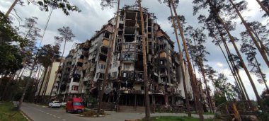Ukrayna 'da savaş. Rus ordusunun saldırısından sonra Kyiv bölgesinde yıkılan binalar. Rus işgalinin Ukrayna 'daki sonuçları. Kyiv bölgesi, Ukrayna, Haziran 2022