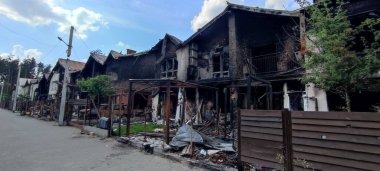 Ukrayna 'da savaş. Rus ordusunun saldırısından sonra Kyiv bölgesinde yıkılan binalar. Rus işgalinin Ukrayna 'daki sonuçları. Kyiv bölgesi, Ukrayna, Haziran 2022