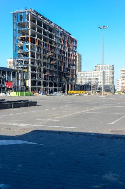 Ukrayna 'da savaş. Rus ordusunun saldırısından sonra Kyiv bölgesinde yıkılan binalar. Rus işgalinin Ukrayna 'daki sonuçları. Kyiv bölgesi, Ukrayna, Haziran 2022