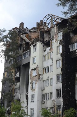 Ukrayna 'da savaş. Rus ordusunun saldırısından sonra Kyiv bölgesinde yıkılan binalar. Rus işgalinin Ukrayna 'daki sonuçları. Kyiv bölgesi, Ukrayna, Haziran 2022