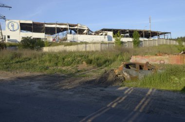 Ukrayna 'da savaş. Rus ordusunun saldırısından sonra Kyiv bölgesinde yıkılan binalar. Rus işgalinin Ukrayna 'daki sonuçları. Kyiv bölgesi, Ukrayna, Haziran 2022