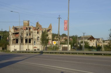 Ukrayna 'da savaş. Rus ordusunun saldırısından sonra Kyiv bölgesinde yıkılan binalar. Rus işgalinin Ukrayna 'daki sonuçları. Kyiv bölgesi, Ukrayna, Haziran 2022