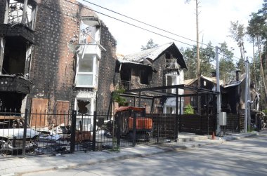 Ukrayna 'da savaş. Rus ordusunun saldırısından sonra Kyiv bölgesinde yıkılan binalar. Rus işgalinin Ukrayna 'daki sonuçları. Kyiv bölgesi, Ukrayna, Haziran 2022