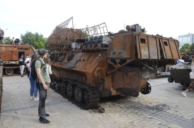 Kyiv, Ukrayna - Mayıs 2022: Ukrayna 'nın başkenti Kyiv' deki Mykhailivska Meydanı 'ndaki sergide Rus zırhlı araçları imha edildi