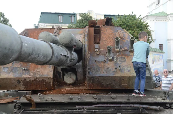 Kyiv, Ukrayna - Mayıs 2022: Ukrayna 'nın başkenti Kyiv' deki Mykhailivska Meydanı 'ndaki sergide Rus zırhlı araçları imha edildi