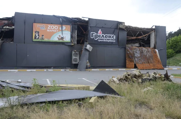 Ukrayna 'da savaş. Rus ordusunun saldırısından sonra Kyiv bölgesinde yıkılan binalar. Rus işgalinin Ukrayna 'daki sonuçları. Kyiv bölgesi, Ukrayna, Haziran 2022