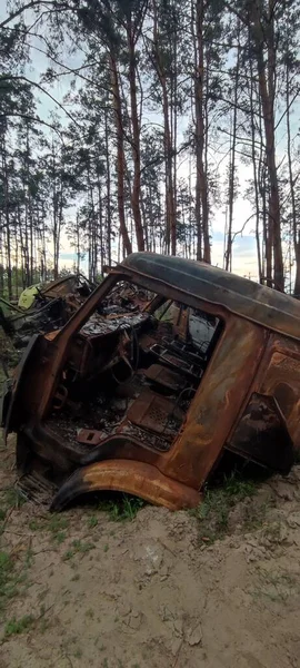 Ukrayna 'da savaş. Rus ordusu tarafından yakıldı, yok edildi ve sivillerin arabaları bombalandı. Rus işgalinin Ukrayna 'daki sonuçları. Irpin, Kyiv bölgesi, Mayıs 2022