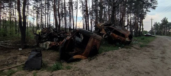 Ukrayna 'da savaş. Rus ordusu tarafından yakıldı, yok edildi ve sivillerin arabaları bombalandı. Rus işgalinin Ukrayna 'daki sonuçları. Irpin, Kyiv bölgesi, Mayıs 2022