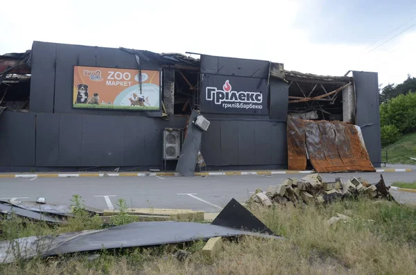 Ukrayna 'da savaş. Rus ordusunun saldırısından sonra Kyiv bölgesinde yıkılan binalar. Rus işgalinin Ukrayna 'daki sonuçları. Kyiv bölgesi, Ukrayna, Haziran 2022