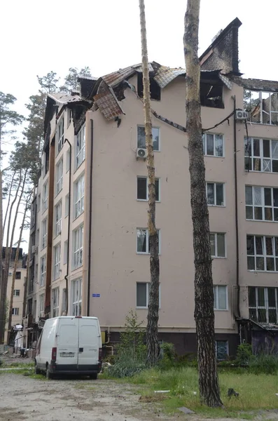 Ukrayna 'da savaş. Rus ordusunun saldırısından sonra Kyiv bölgesinde yıkılan binalar. Rus işgalinin Ukrayna 'daki sonuçları. Kyiv bölgesi, Ukrayna, Haziran 2022