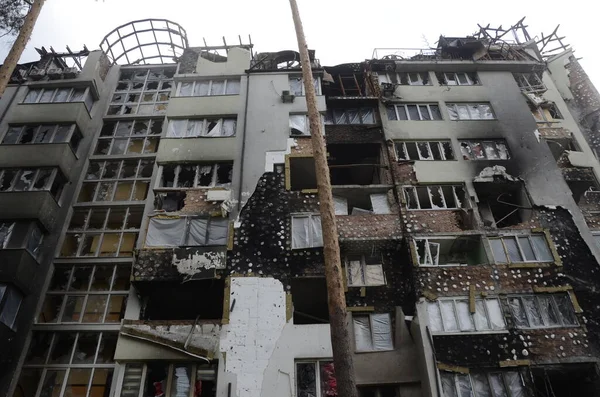 Ukrayna 'da savaş. Rus ordusunun saldırısından sonra Kyiv bölgesinde yıkılan binalar. Rus işgalinin Ukrayna 'daki sonuçları. Kyiv bölgesi, Ukrayna, Haziran 2022