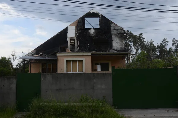 Ukrayna 'da savaş. Rus ordusunun saldırısından sonra Kyiv bölgesinde yıkılan binalar. Rus işgalinin Ukrayna 'daki sonuçları. Kyiv bölgesi, Ukrayna, Haziran 2022