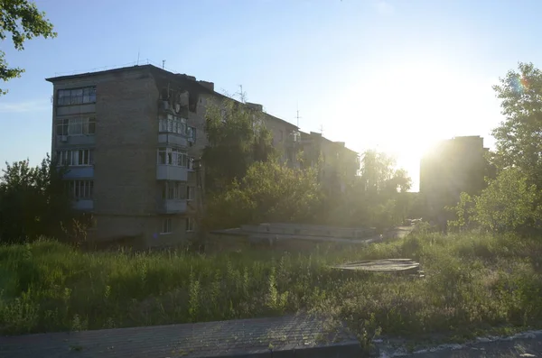 Ukrayna 'da savaş. Rus ordusunun saldırısından sonra Kyiv bölgesinde yıkılan binalar. Rus işgalinin Ukrayna 'daki sonuçları. Kyiv bölgesi, Ukrayna, Haziran 2022