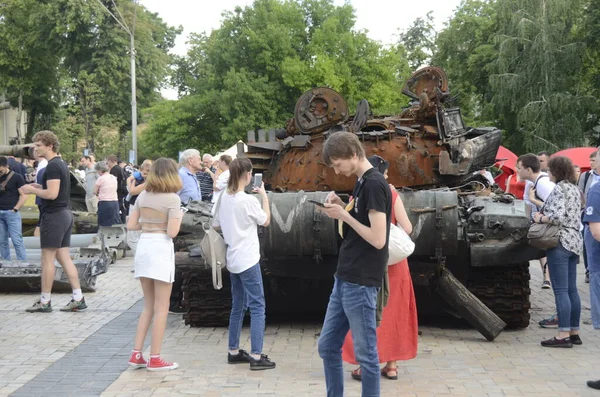 Kyiv, Ukrayna - Mayıs 2022: Ukrayna 'nın başkenti Kyiv' deki Mykhailivska Meydanı 'ndaki sergide Rus zırhlı araçları imha edildi