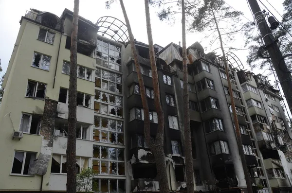 Ukrayna 'da savaş. Rus ordusunun saldırısından sonra Kyiv bölgesinde yıkılan binalar. Rus işgalinin Ukrayna 'daki sonuçları. Kyiv bölgesi, Ukrayna, Haziran 2022