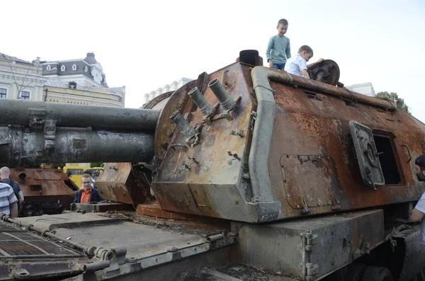 Kyiv, Ukrayna - Mayıs 2022: Ukrayna 'nın başkenti Kyiv' deki Mykhailivska Meydanı 'ndaki sergide Rus zırhlı araçları imha edildi