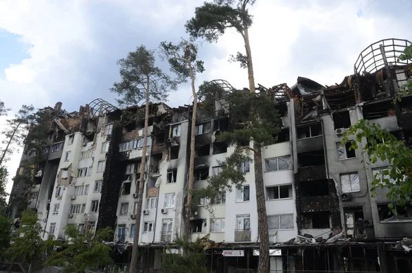 Ukrayna 'da savaş. Rus ordusunun saldırısından sonra Kyiv bölgesinde yıkılan binalar. Rus işgalinin Ukrayna 'daki sonuçları. Kyiv bölgesi, Ukrayna, Haziran 2022