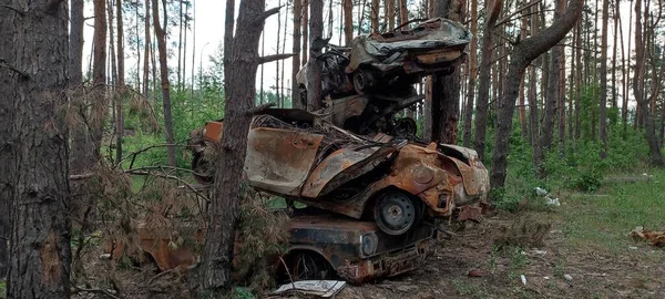 Ukrayna 'da savaş. Rus ordusu tarafından yakıldı, yok edildi ve sivillerin arabaları bombalandı. Rus işgalinin Ukrayna 'daki sonuçları. Irpin, Kyiv bölgesi, Mayıs 2022