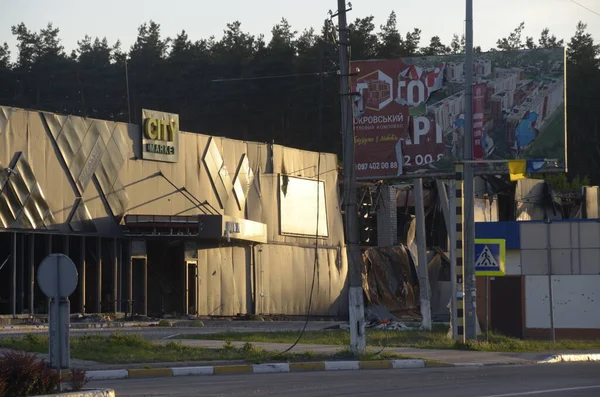 Ukrayna 'da savaş. Rus ordusunun saldırısından sonra Kyiv bölgesinde yıkılan binalar. Rus işgalinin Ukrayna 'daki sonuçları. Kyiv bölgesi, Ukrayna, Haziran 2022