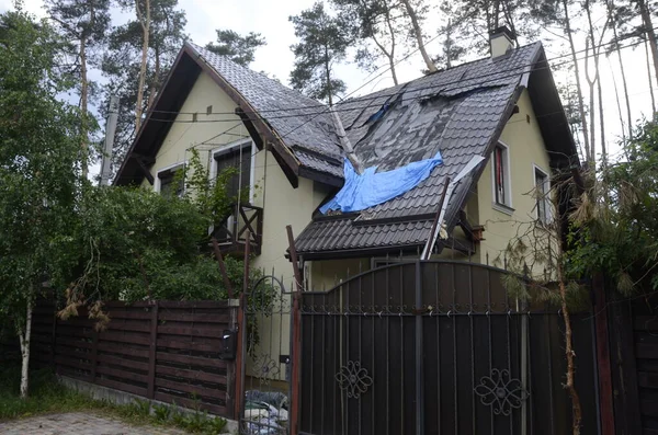 Ukrayna 'da savaş. Rus ordusunun saldırısından sonra Kyiv bölgesinde yıkılan binalar. Rus işgalinin Ukrayna 'daki sonuçları. Kyiv bölgesi, Ukrayna, Haziran 2022