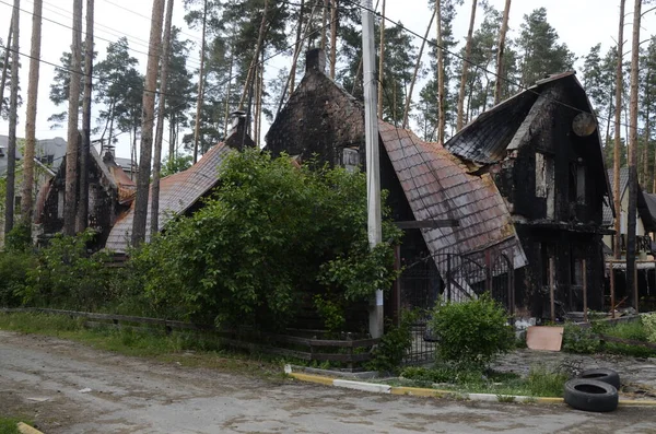 Ukrayna 'da savaş. Rus ordusunun saldırısından sonra Kyiv bölgesinde yıkılan binalar. Rus işgalinin Ukrayna 'daki sonuçları. Kyiv bölgesi, Ukrayna, Haziran 2022