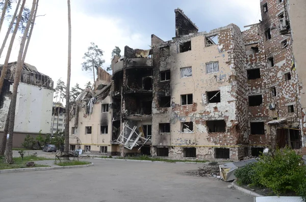 Ukrayna 'da savaş. Rus ordusunun saldırısından sonra Kyiv bölgesinde yıkılan binalar. Rus işgalinin Ukrayna 'daki sonuçları. Kyiv bölgesi, Ukrayna, Haziran 2022