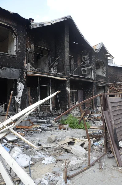 Ukrayna 'da savaş. Rus ordusunun saldırısından sonra Kyiv bölgesinde yıkılan binalar. Rus işgalinin Ukrayna 'daki sonuçları. Kyiv bölgesi, Ukrayna, Haziran 2022