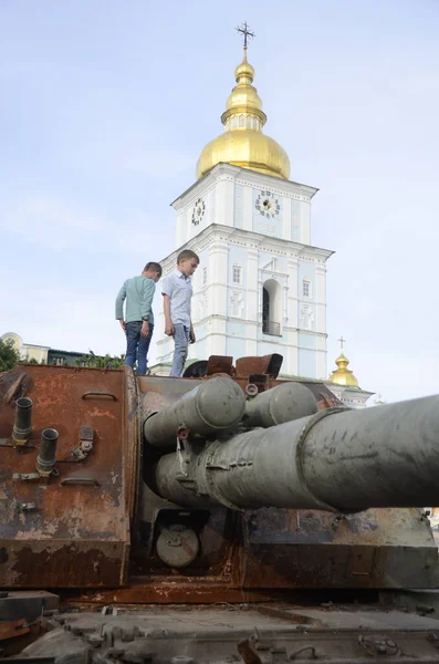 Kyiv, Ukrayna - Mayıs 2022: Ukrayna 'nın başkenti Kyiv' deki Mykhailivska Meydanı 'ndaki sergide Rus zırhlı araçları imha edildi