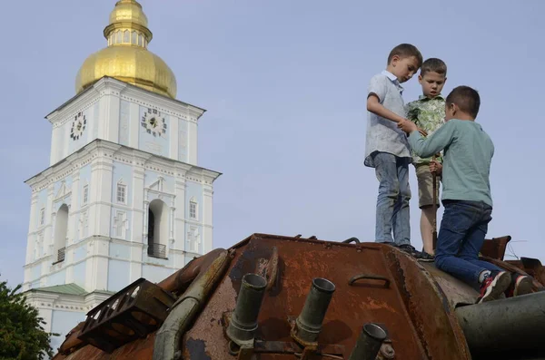 Κίεβο Ουκρανία Μάιος 2022 Κατεστραμμένα Ρωσικά Θωρακισμένα Οχήματα Στην Έκθεση — Φωτογραφία Αρχείου