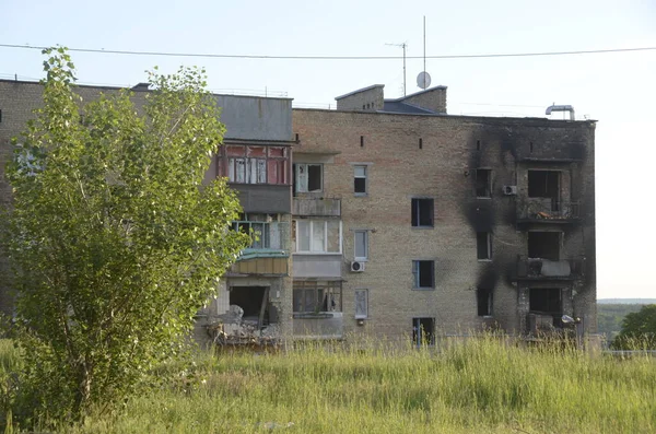 Ukrayna 'da savaş. Rus ordusunun saldırısından sonra Kyiv bölgesinde yıkılan binalar. Rus işgalinin Ukrayna 'daki sonuçları. Kyiv bölgesi, Ukrayna, Haziran 2022