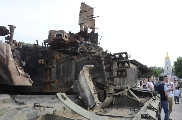 Kyiv, Ukrayna - Mayıs 2022: Ukrayna 'nın başkenti Kyiv' deki Mykhailivska Meydanı 'ndaki sergide Rus zırhlı araçları imha edildi