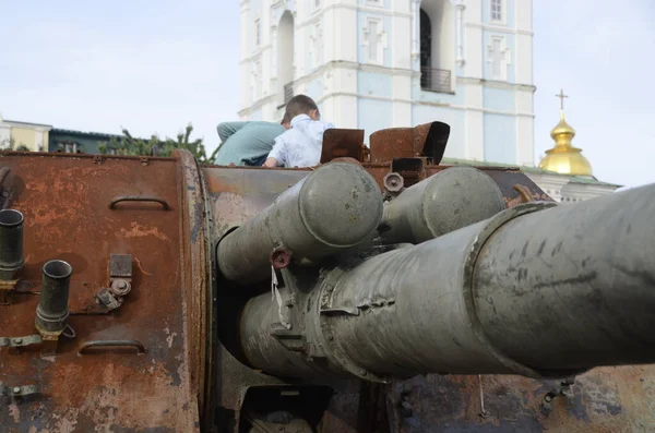 Kyiv, Ukrayna - Mayıs 2022: Ukrayna 'nın başkenti Kyiv' deki Mykhailivska Meydanı 'ndaki sergide Rus zırhlı araçları imha edildi