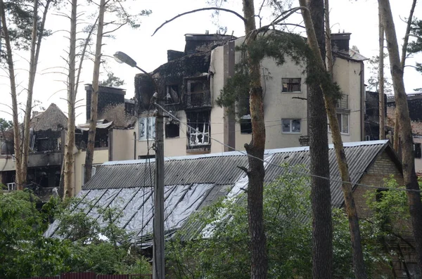 Ukrayna 'da savaş. Rus ordusunun saldırısından sonra Kyiv bölgesinde yıkılan binalar. Rus işgalinin Ukrayna 'daki sonuçları. Kyiv bölgesi, Ukrayna, Haziran 2022