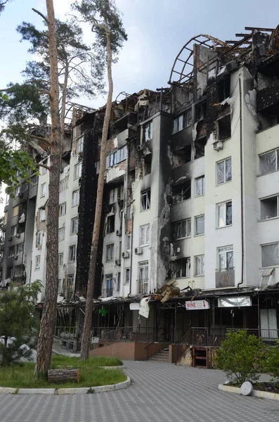 Ukrayna 'da savaş. Rus ordusunun saldırısından sonra Kyiv bölgesinde yıkılan binalar. Rus işgalinin Ukrayna 'daki sonuçları. Kyiv bölgesi, Ukrayna, Haziran 2022